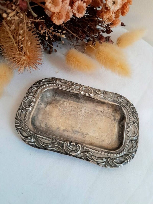 Petit plateau argenté – Éclat discret et charme rococo