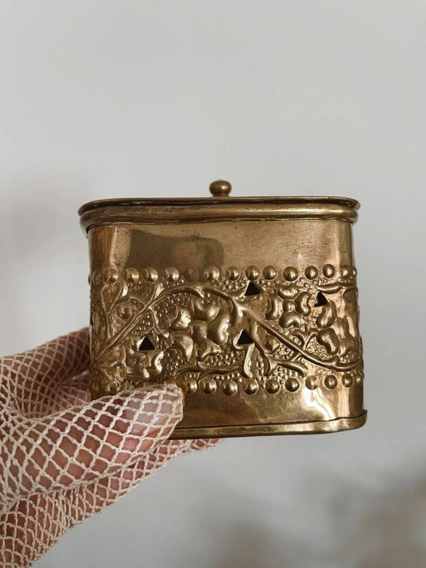 Boîte en métal doré finement martelée – Fleurs ponctuées et charme discret