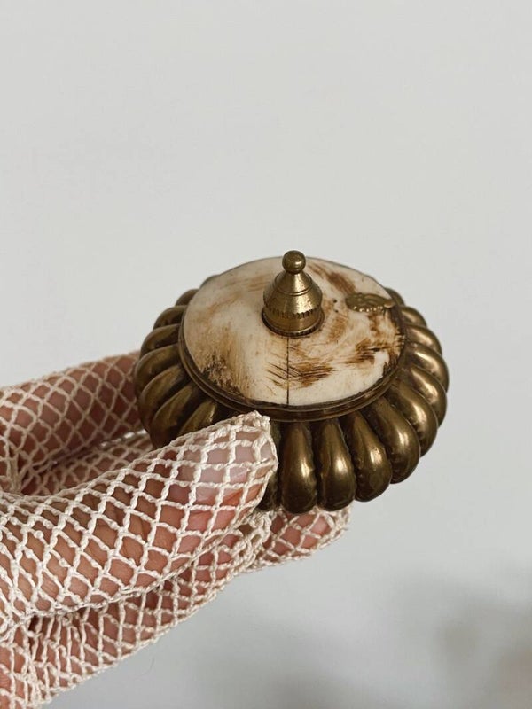 Petite boîte à bijoux en métal doré, décor godronné et médaillon végétal