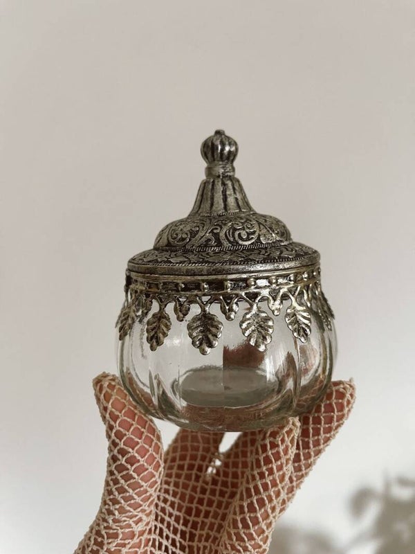Petit pot en verre et couvercle argenté orné de feuilles