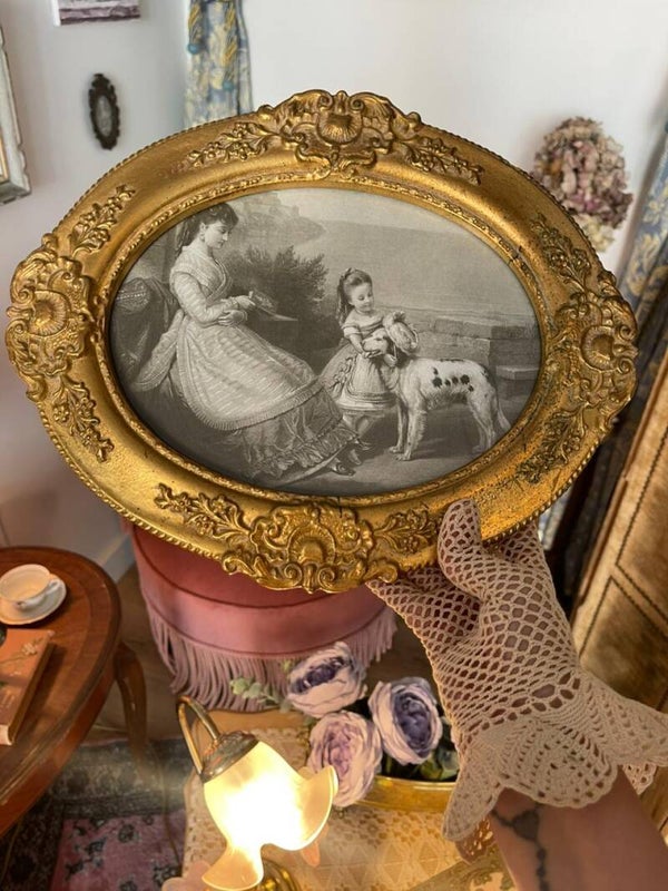 Cadre baroque ovale en format paysage – Scène mère et enfant