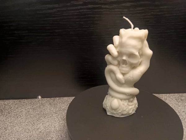 Kerze Totenkopf in einer Hand