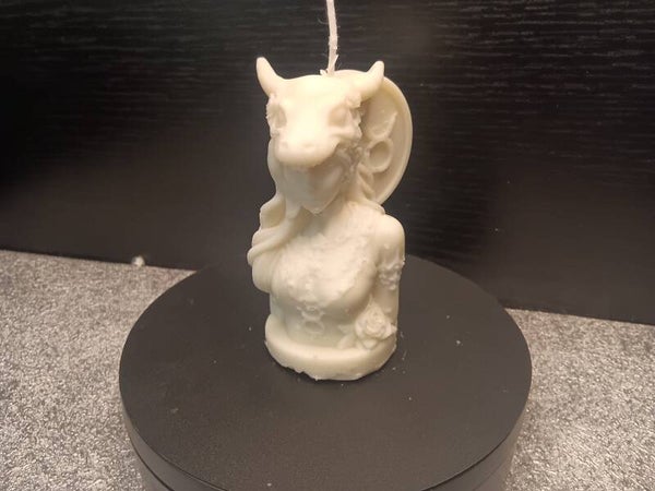 Kerze Frau mit Wolfsmantel