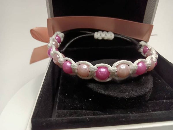 Lederarmband weiß mit rosa und pinken Perlen