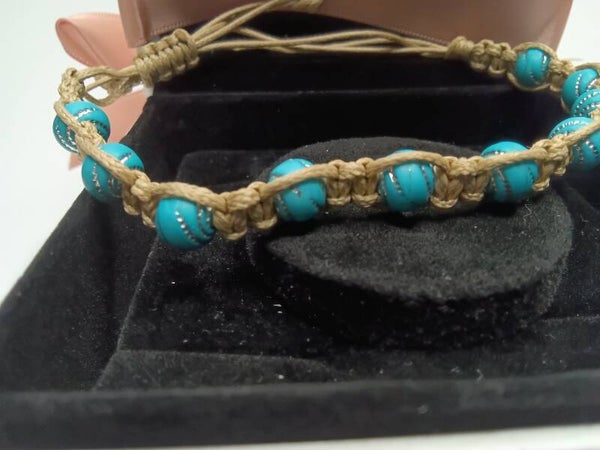 Lederarmband beige mit blauen Perlen