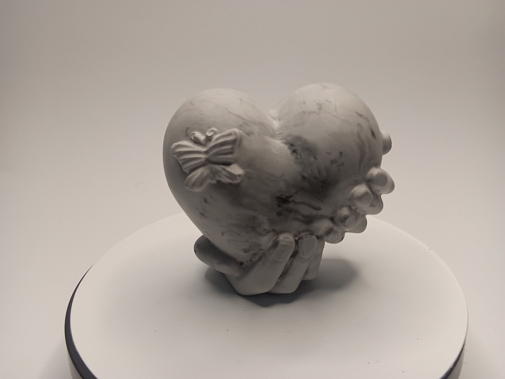 Gips Herz mit Händen