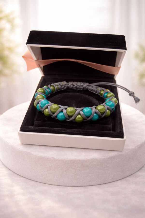 Lederarmband grau mit perol und grünen Perlen