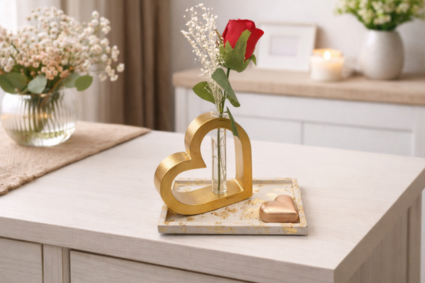Platte mit Blumenhalter Reagenzglas im Herz