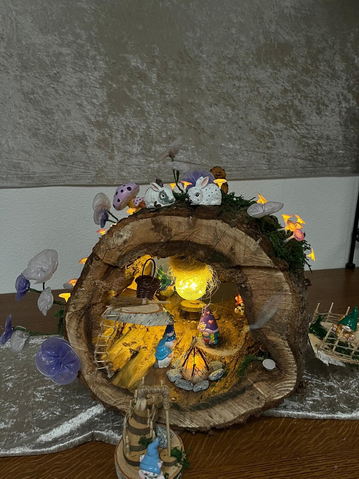 Baumstamm mit Wichtel
