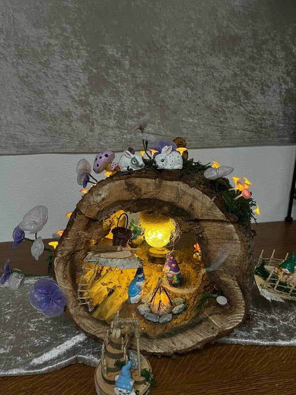 Baumstamm mit Wichtel