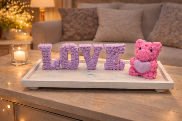 Platte mit LOVE und Blumenbär aus Gips