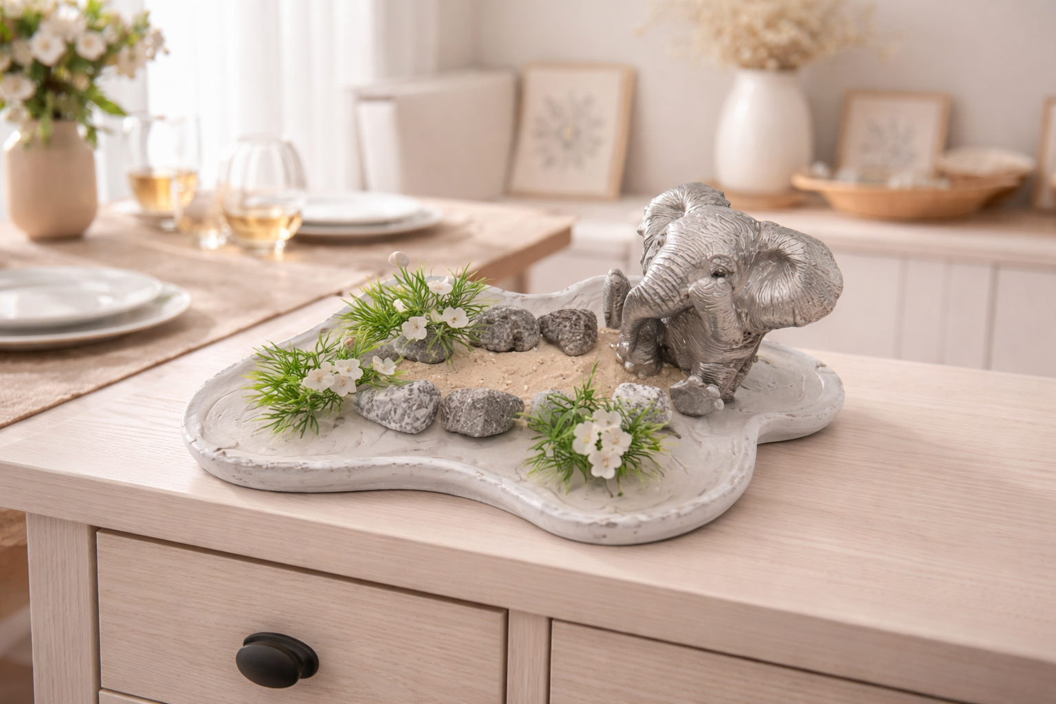 Gesteck aus Gips mit Elefant auf einer Platte