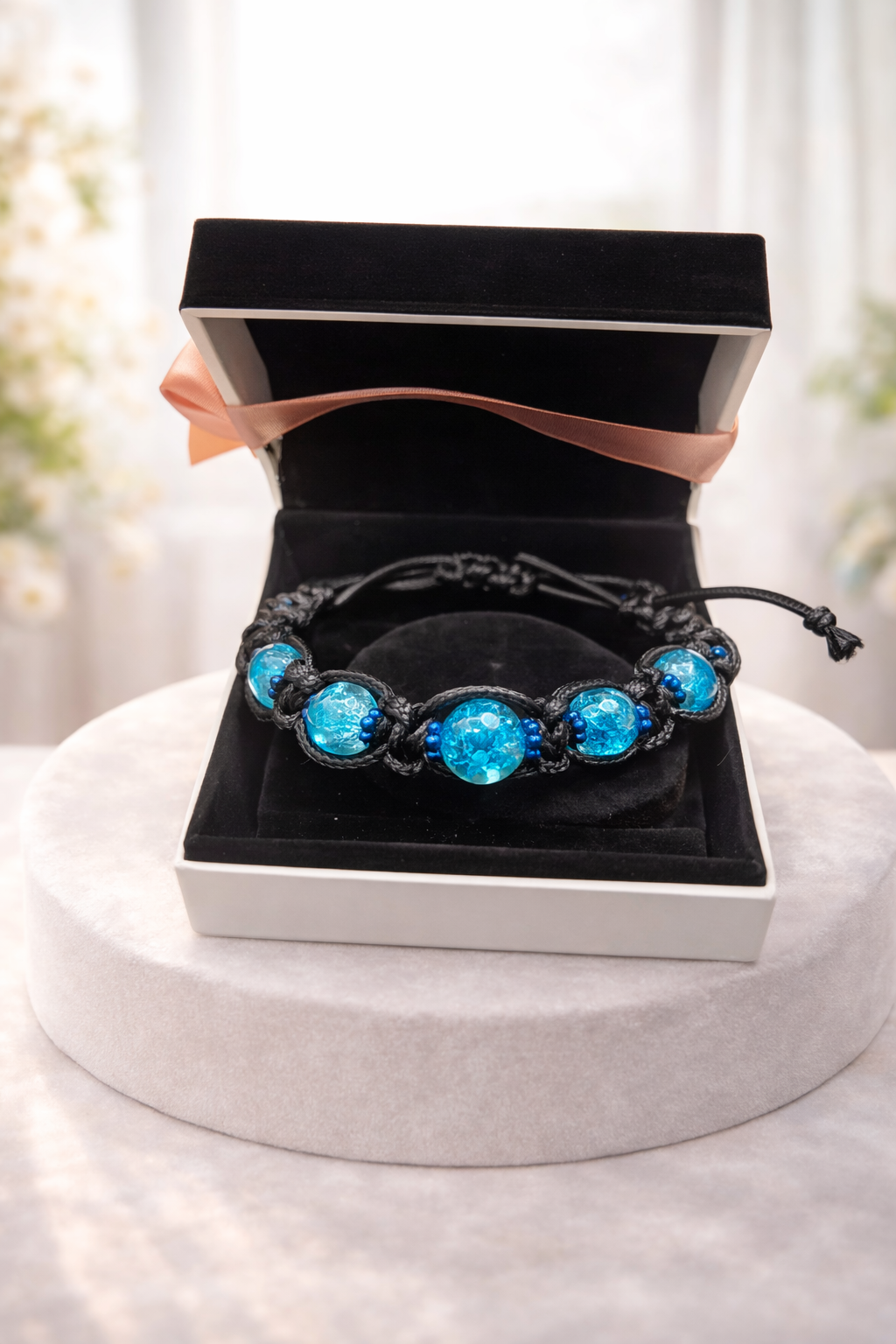 Lederarmband schwarz mit blauen Kugeln