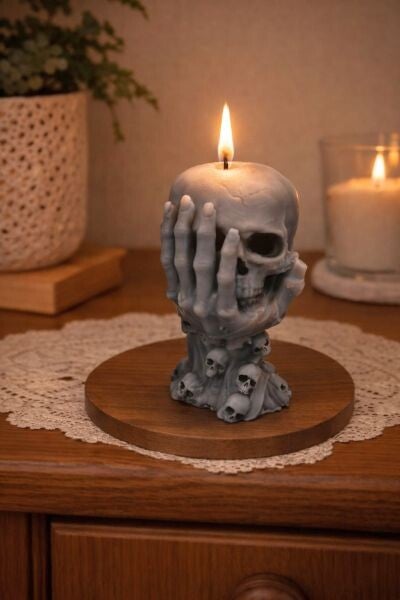 Totenkopf in einer Hand