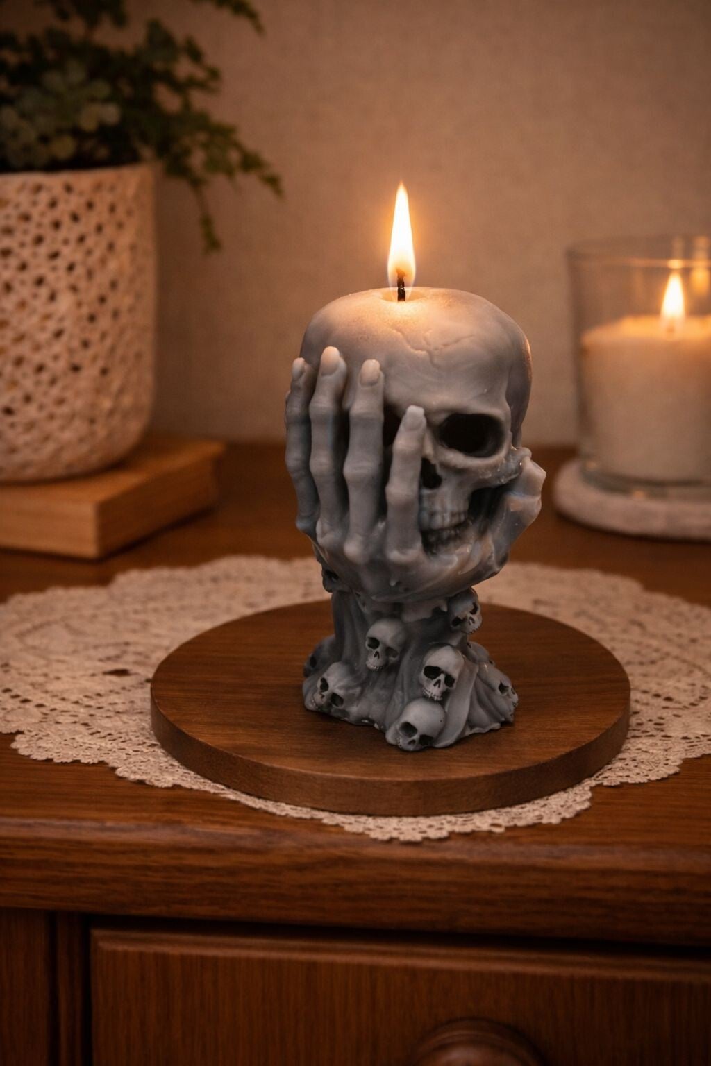 Totenkopf in einer Hand