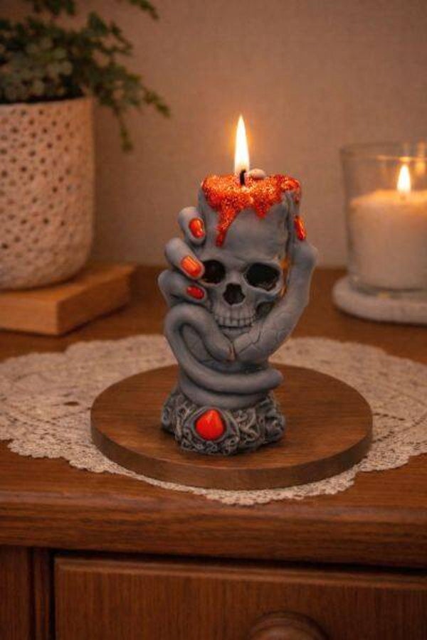 Totenkopf in einer Hand