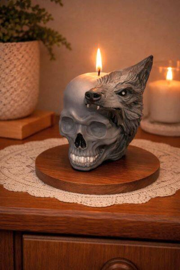 Totenkopf mit Wolf