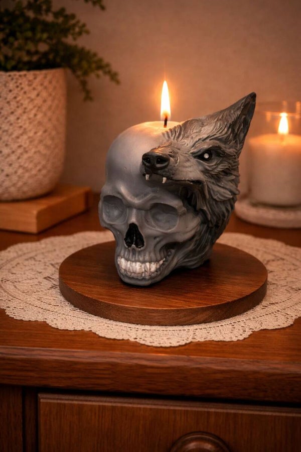 Totenkopf mit Wolf
