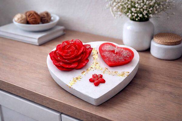 Gesteck mit Gips Platte mit Rose und Kerze