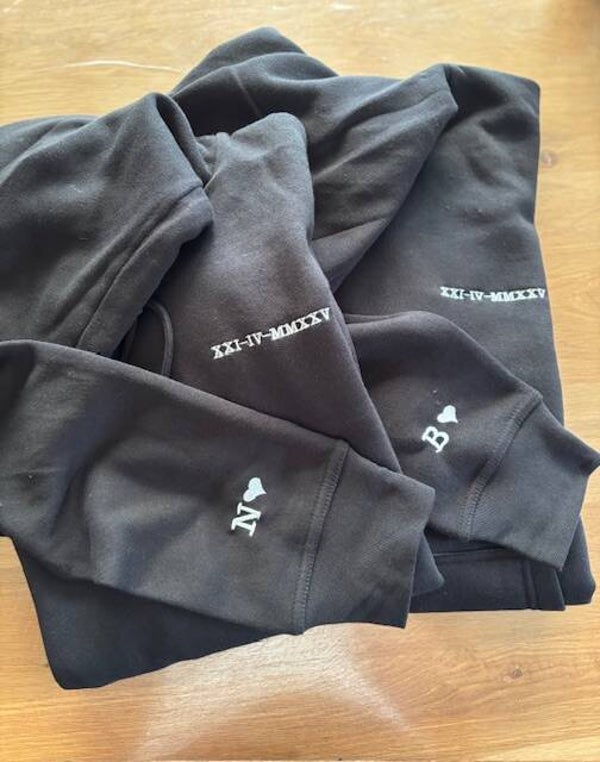 Geborduurde Hoodie met datum en initiaal