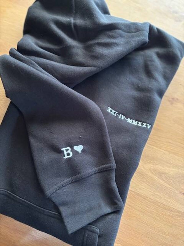 Geborduurde trui met datum en initiaal