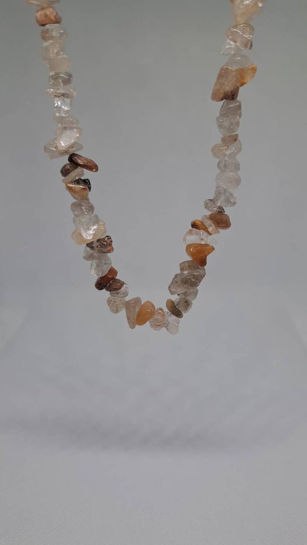 Kette aus Natursteinen