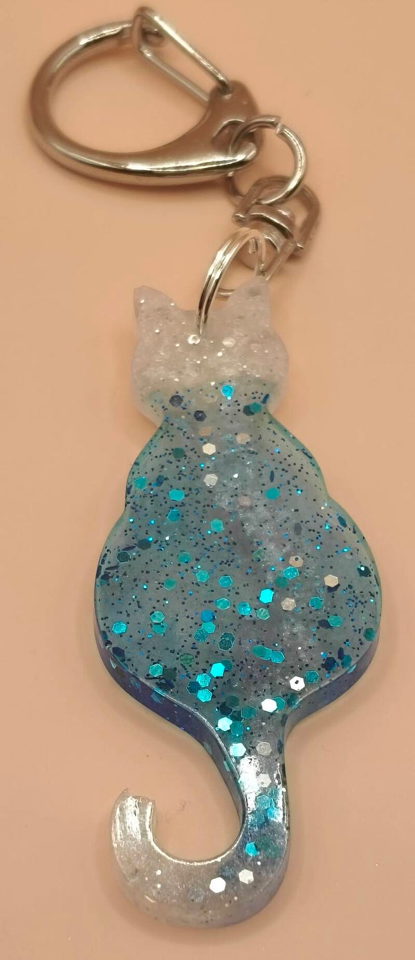 Cat keyring facing away blue/white