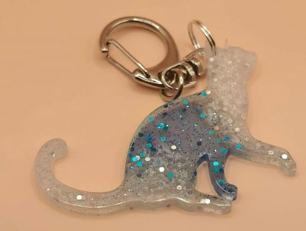 Cat keyring sitting blue/white