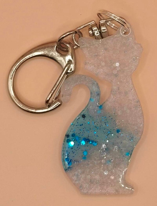 Cat keyring sitting blue/white