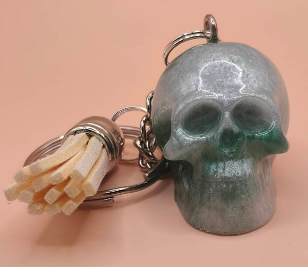 Skull keyring green/ white/cream