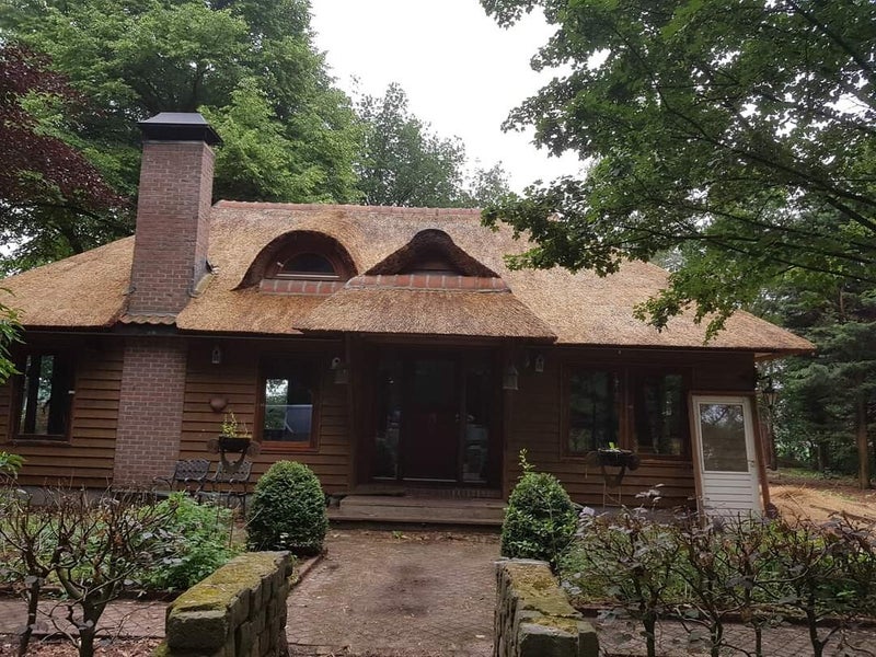 onderhoud verricht aan rieten dak in Leersum