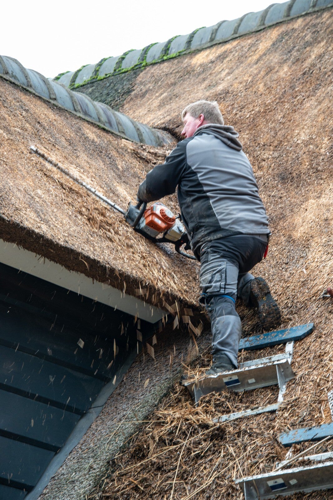 Rieten dak scheren in Laren
