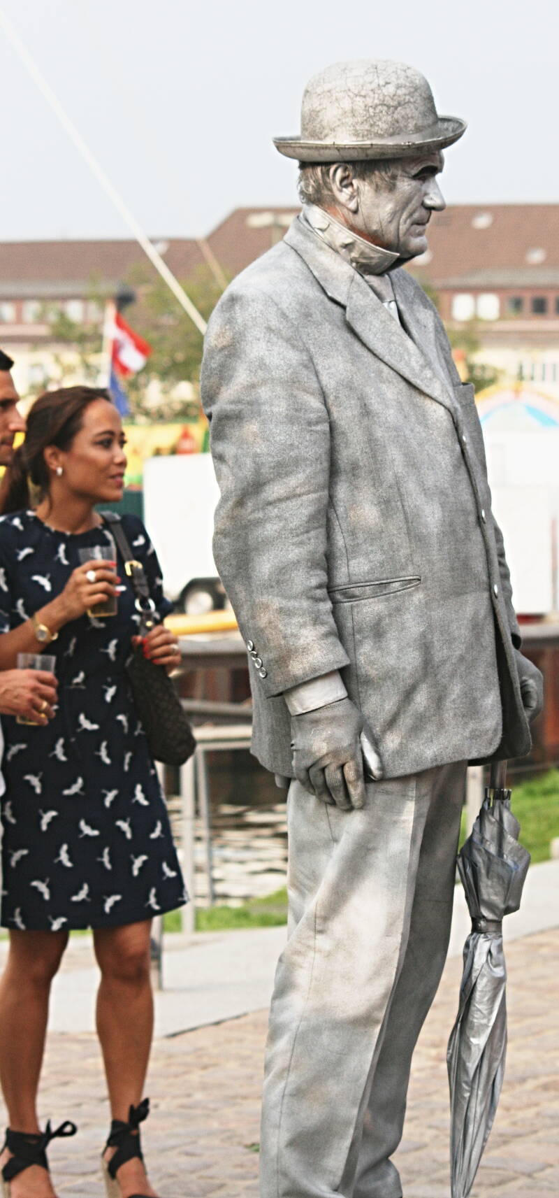 ein Riese von Mann, und ganz versilbert