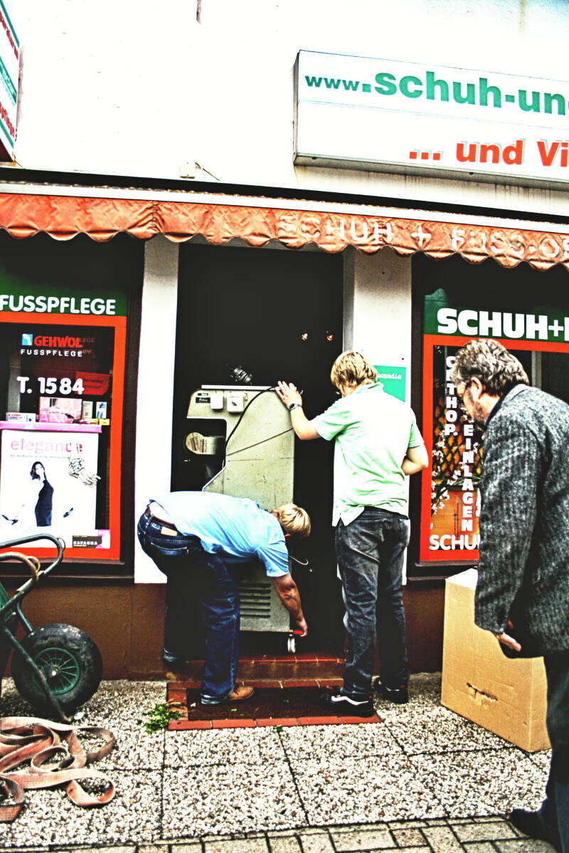 Vor 14 Jahren wurde die Maschine hineintransportiert, jetzt geht sie auf Reise nach Ghana