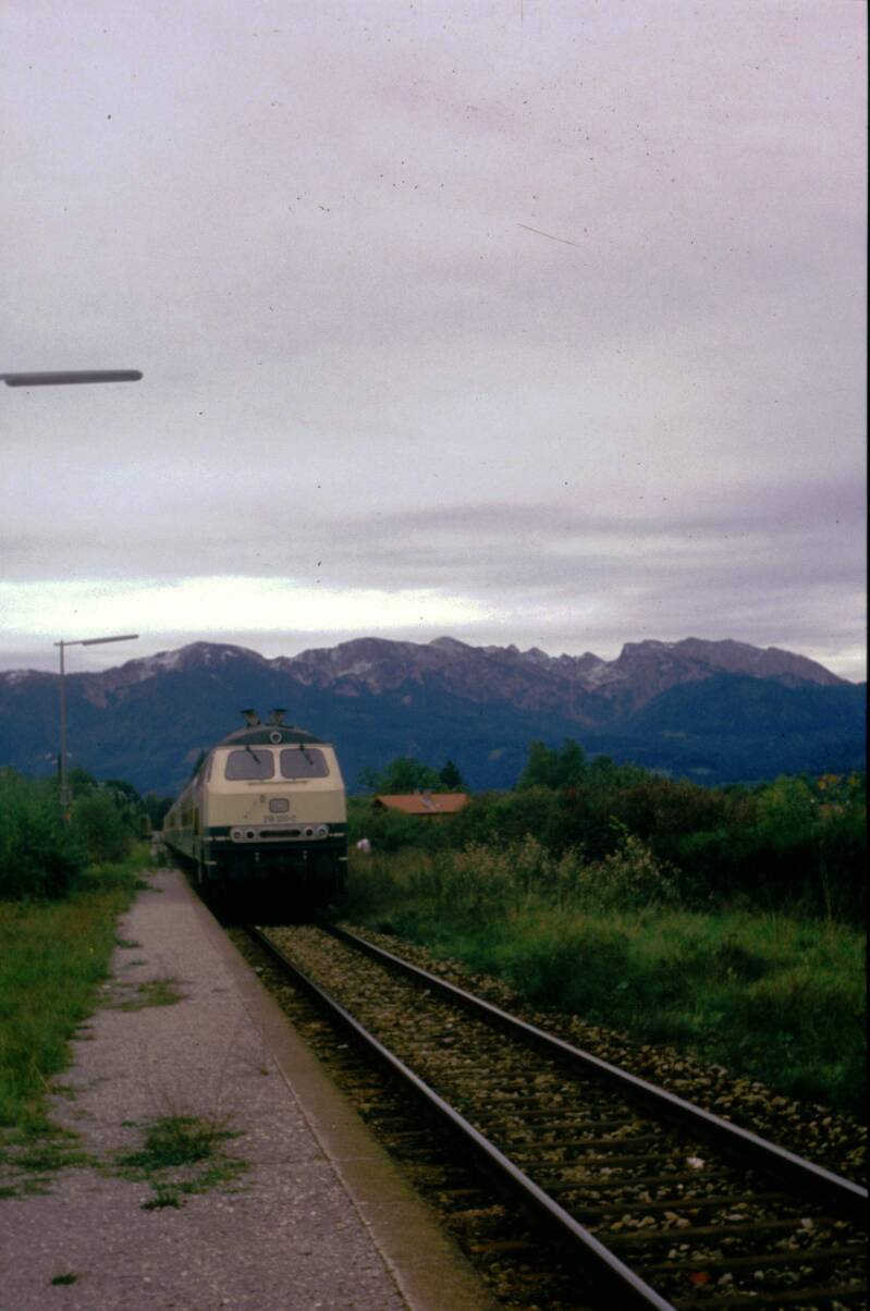 Maria kommt mit der Bahn. Eine lange Tagesreise von Bremen nach Oberbayern. Und das mit Hund und Gepäck.  Alle Achtung.