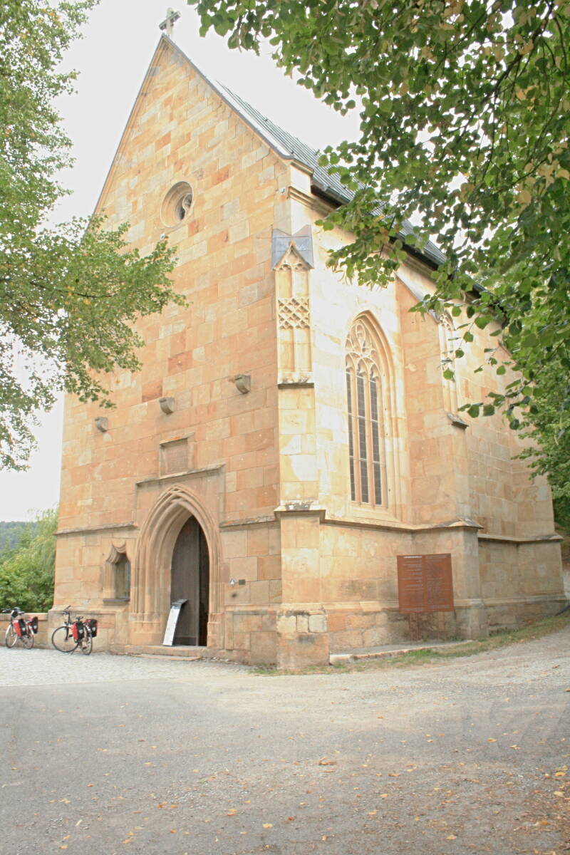 eine Landgräfliche Kapelle, derer von Creuzburg, mit alten Fresken an den Wänden