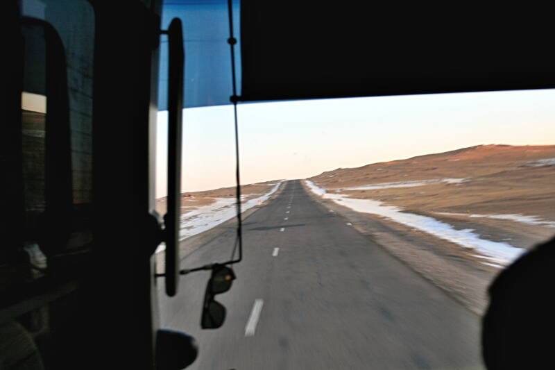 fast schnurgrade durch die Steppe der Mongolei