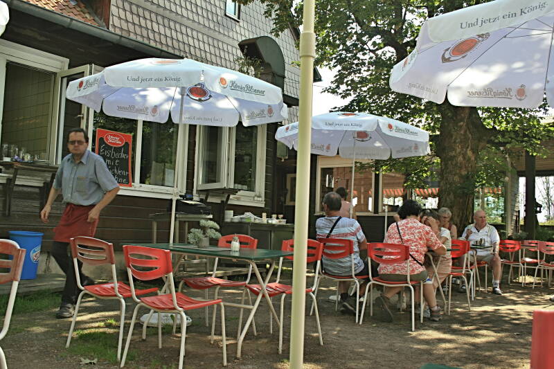 in der Wandergaststätte Königskrug. Hab den Windbeutel mit einem großen Schlag Sahne leider nicht fotografiert. Aber dann kam der Stress mit dem Busfahrer....