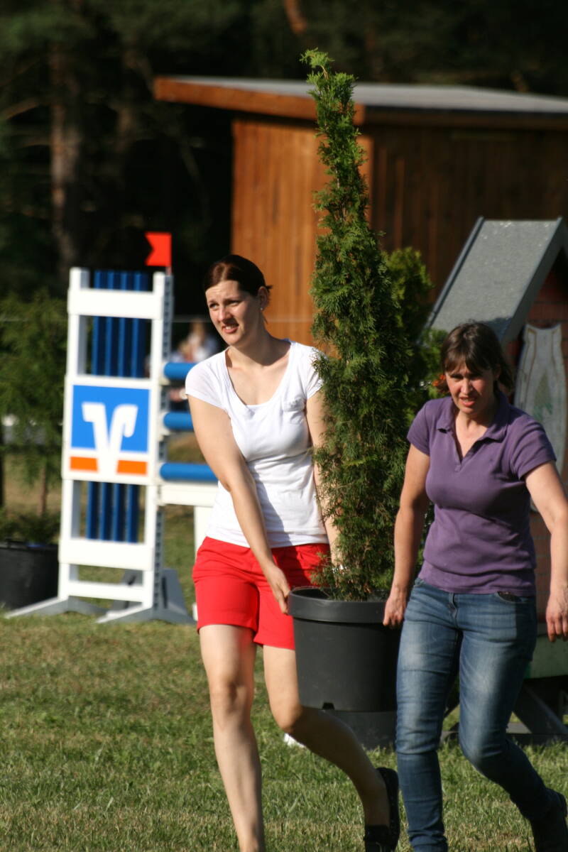 Fleißige Helfer benötigt das Reitfest