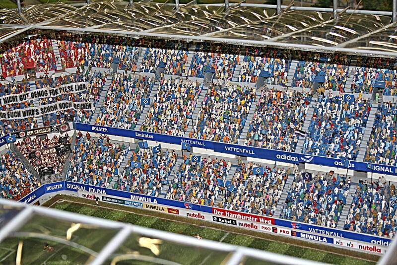 miniatureisenbahn  Zuschauer en miniatur im Volkspark-Stadion.