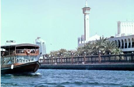 auf Rundfahrt auf dem Creek durch die Stadt
