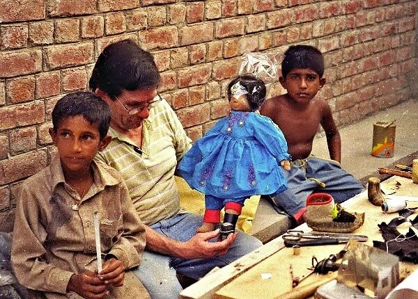 wunderschöne Baby Dolls sollten landestypische Schuhe bekommen