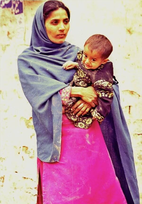 junge Frauen dürfen nicht in die Kamera blicken