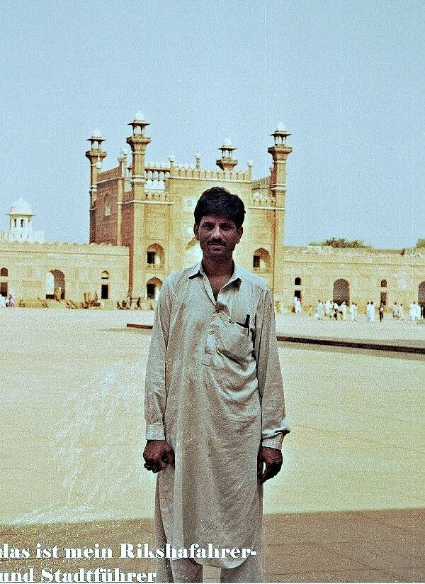  er führte mich durch die Stadt, auch in Mosheen