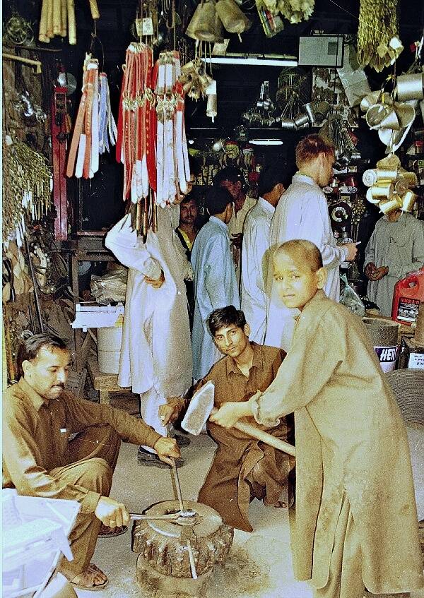 Kinderarbeit, streng verboten, auch in Pakistan. Doch wer hält sich schon daran!