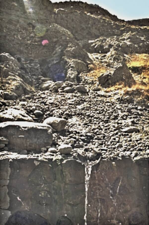 warmes Gletscherwasser sprudelt