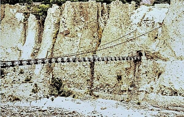 Eine Hängebrücke am seidenen Faden