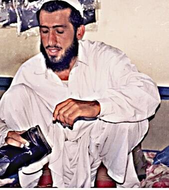 man arbeitet vorwiegend im Schneidersitz