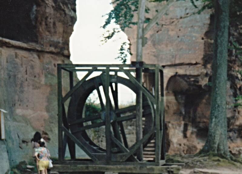 Winde im Burghof, holt Wasser aus 150 mtr. Tiefe