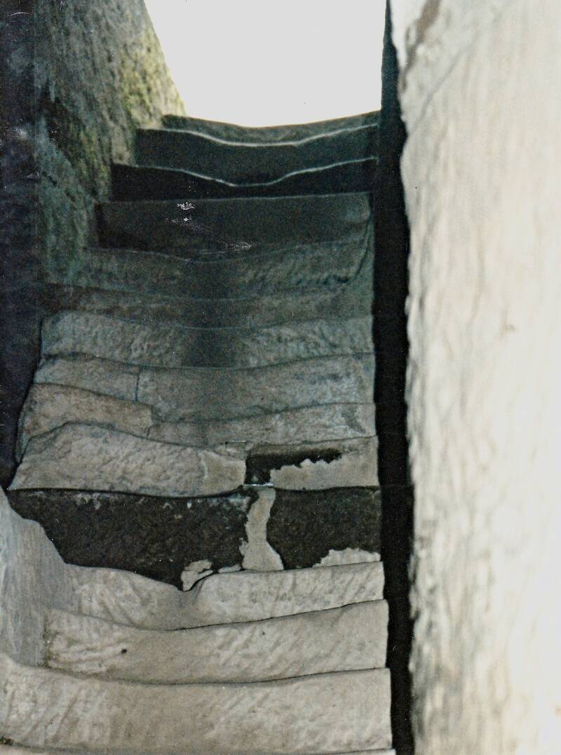  Treppenstufen, ausgetreten von unzähligen Schritten